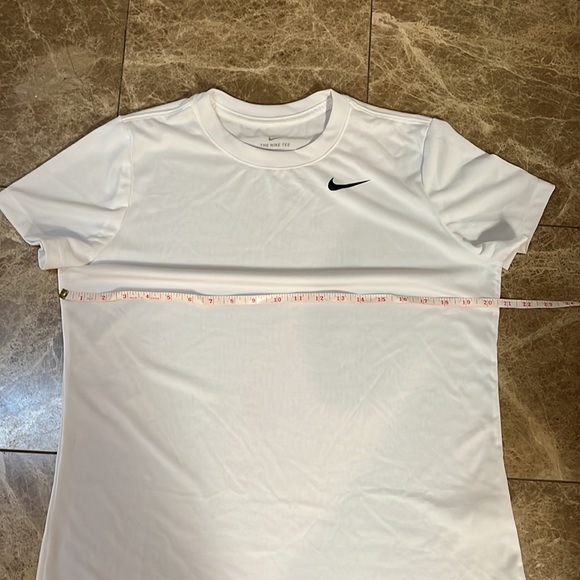 Men’s The Nike Tee - Picture 6 of 7